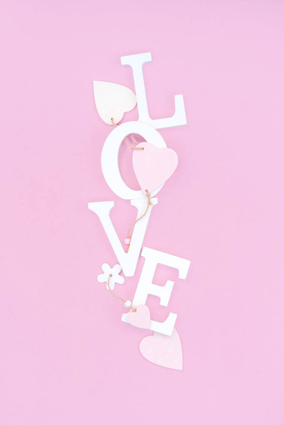 Sana rakkaus valkoisesta määrästä kirjaimia vaaleanpunainen tausta
 - Valokuva, kuva