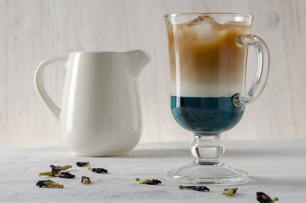 あんちゃんコーヒーとミルクで蝶のエンドウ豆。あんちゃんラテ - 写真・画像