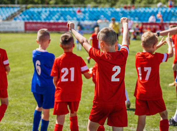 Happy Boys Winning Soccer Match. Jovens jogadores de futebol de sucesso no campo. Vencedor criança segurando as mãos para cima
 - Foto, Imagem