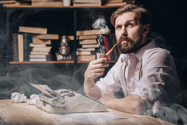 Töprengő férfi szerző dohányzás cső és gondolkodás - Fotó, kép