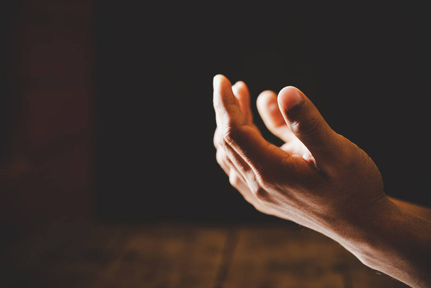 Chiudi la mano di preghiera prega in chiesa, Pastore prega Dio
. - Foto, immagini