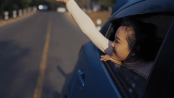 Hatchback Car travel οδικό ταξίδι της νεαρής γυναίκας καλοκαιρινές διακοπές με μπλε αυτοκίνητο στο ηλιοβασίλεμα στις διακοπές και χαλάρωση πάρει την ατμόσφαιρα και να πάει στον προορισμό. Αργή κίνηση Κινηματογραφικό υλικό - Πλάνα, βίντεο