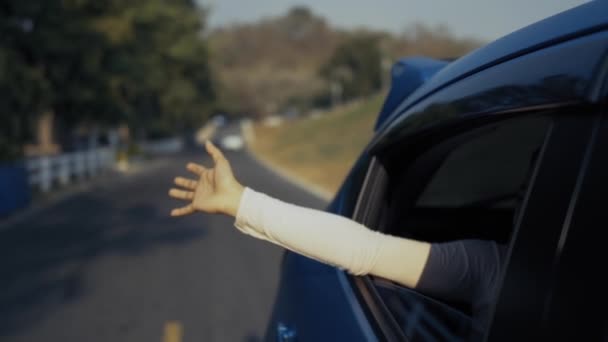 Hatchback Auto reizen autorijden road trip van jonge vrouw zomervakantie in blauwe auto bij zonsondergang op vakantie en ontspanning krijgen de sfeer en ga naar de bestemming. Slow motion filmbeelden - Video