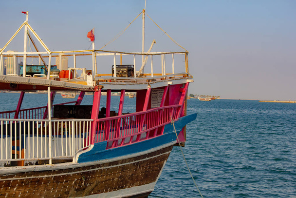 Традиційні човни під назвою "Dhows" стоять на якорі в порту біля Музею ісламського мистецтва в Досі, Катар. Традиційні аравійські дерев "яні човни dhow (Рибні човни)). - Фото, зображення