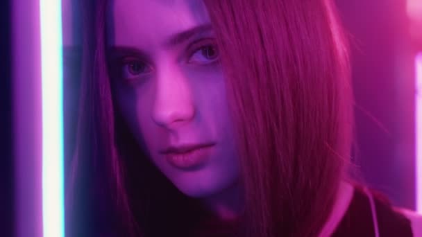 neon lány portré női szerénység félénk nő rózsaszín - Felvétel, videó