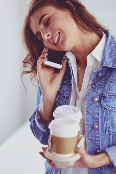 Young businesswoman talking on the phone in coffee shop - Fotoğraf, Görsel