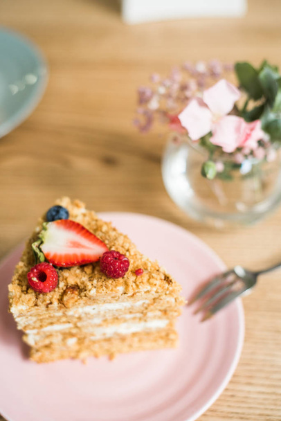 Вкусный кусок торта на тарелке в кафе
 - Фото, изображение