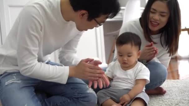 Happy Asian family of three, young father and mother playing games and clapping hands with baby boy child - Imágenes, Vídeo
