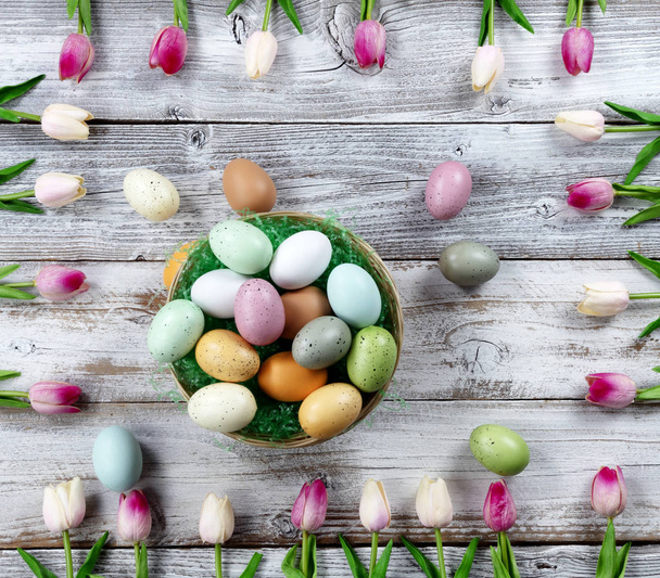 Joyeuses vacances de Pâques concept avec des œufs dans le panier entouré de p
 - Photo, image