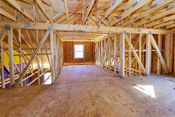 Haus Dachboden unter Konstruktionswänden und Deckenmaterial in Holzrahmen - Foto, Bild