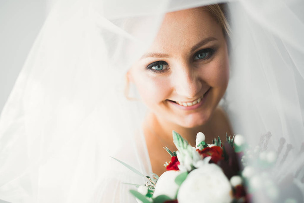 花束と大きく美しい結婚式の花束を保持花嫁 - 写真・画像
