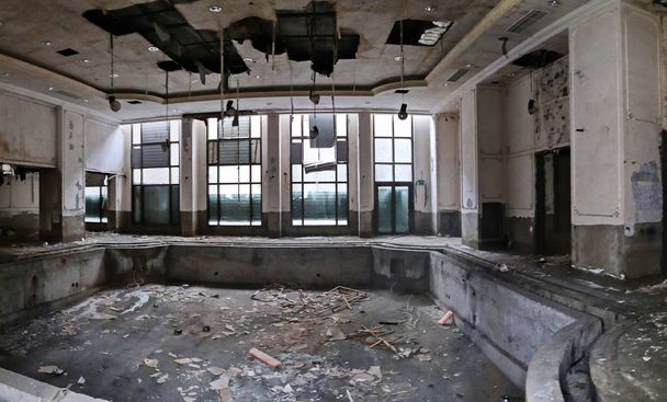 basen w zniszczonym opuszczonym hotelu - Zdjęcie, obraz