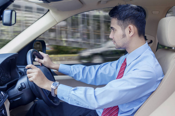 路上で車を運転するビジネスマン - 写真・画像
