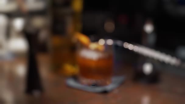 Bicchiere con buccia d'arancia e cocktail di ghiaccio, slow motion, bassa profondità di campo. Transizione focale
 - Filmati, video