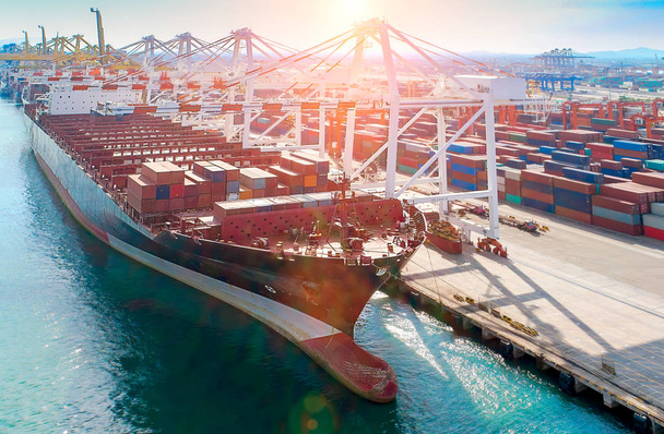 εμπορική εκμετάλλευση πλοίου στον λιμένα για μεταφόρτωση της μεταφοράς εμπορευματοκιβωτίων, υπηρεσίες μεταφοράς υλικοτεχνικής υποστήριξης σε παγκόσμιο επίπεδο - Φωτογραφία, εικόνα