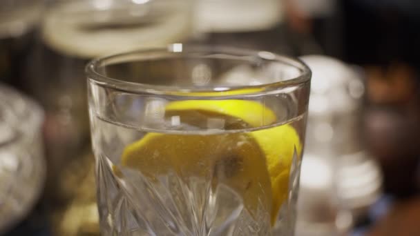 Lemon in soda twisting in glass, slow motion, shallow depth of field - Materiał filmowy, wideo
