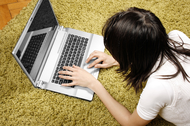 Young woman with laptop - Foto, imagen