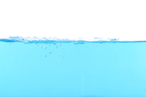 La surface de l'eau bleue
 - Photo, image