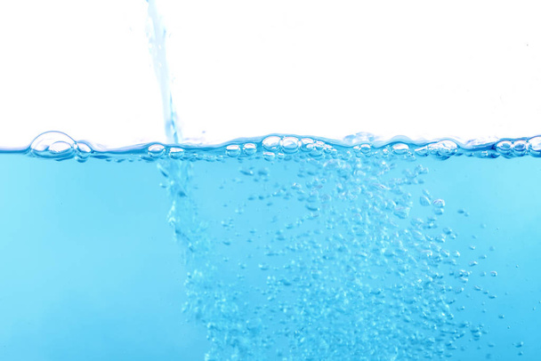 Het oppervlak van het blauwe water - Foto, afbeelding