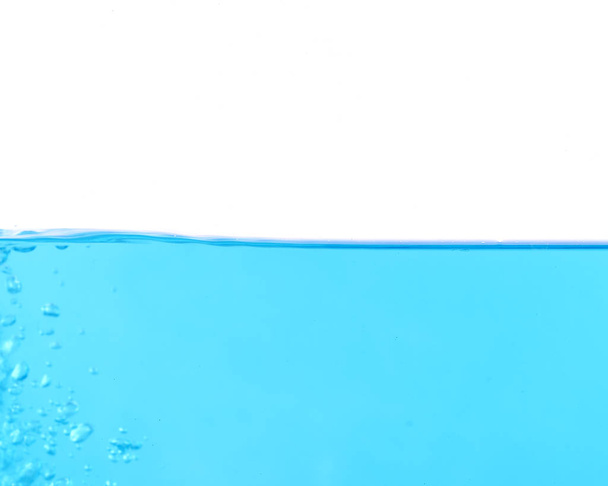 La superficie del agua azul
 - Foto, imagen