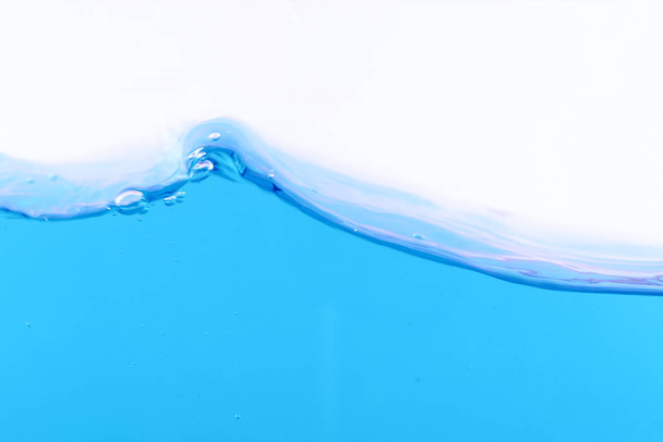 La superficie del agua azul
 - Foto, imagen