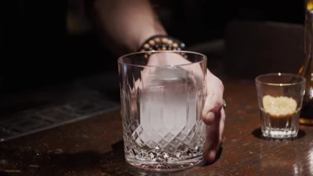 Process of making alcohol cocktail, mixing ice in glass, slow motion, shallow depth of field - Filmagem, Vídeo