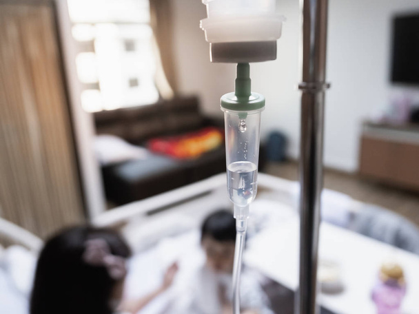 Kochsalzlösung iv Tropfflüssigkeit intravenös Tropfen Krankenhauszimmer, medizinische Versorgung - Foto, Bild