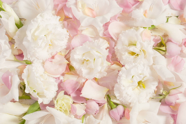Hintergrund aus pastellfarbenen Rosen und Eustoma-Blumen   - Foto, Bild