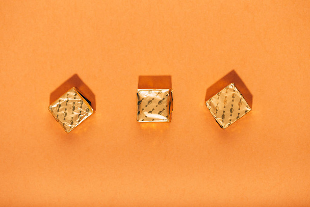Σύνολο ράβδων σοκολάτας ή δημητριακών σε πορτοκαλί φόντο - Φωτογραφία, εικόνα