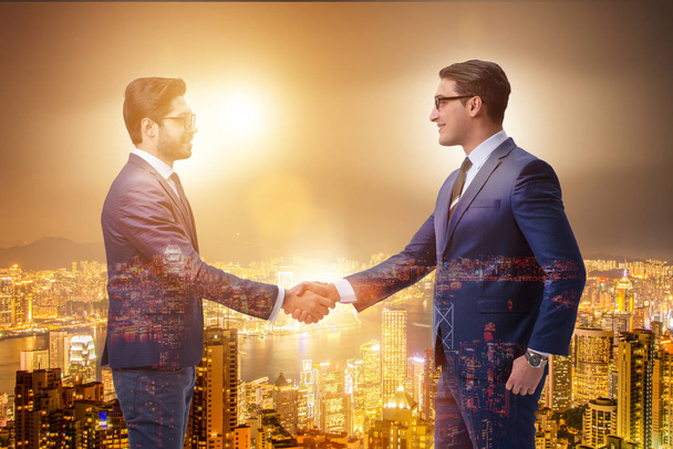 Бизнесмен, пожимающий друг другу руки, согласен - Фото, изображение