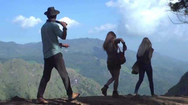 Un gruppo di archeologi con una guida viaggia nella giungla dello Sri Lanka alla ricerca di tesori, esplorazioni
 - Filmati, video