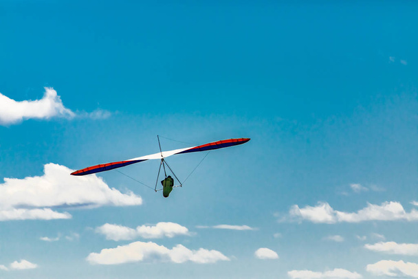 Πτήση με ανεμόπτερο στον γαλάζιο ουρανό - Φωτογραφία, εικόνα