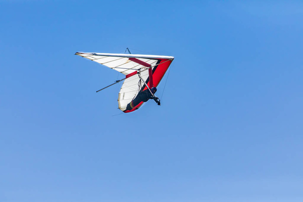 Drachenflug gegen den blauen Himmel - Foto, Bild