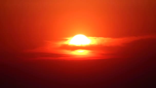 zonsondergang op rood oranje hemel terug op licht oranje wolk - Video