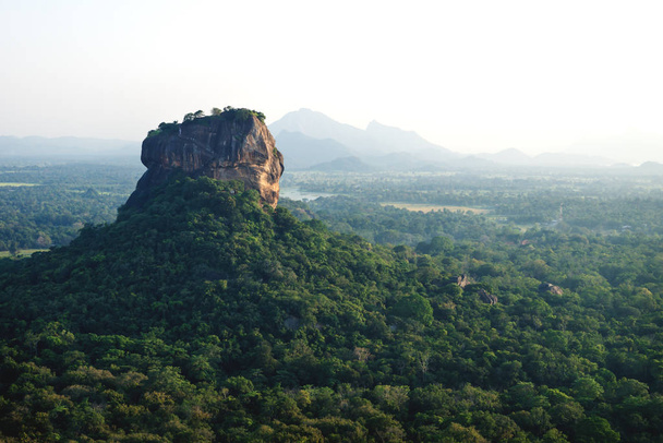 Löwenfelsen umgeben von Wald und Bergen im Hintergrund in sigiriya, sri lanka - Foto, Bild