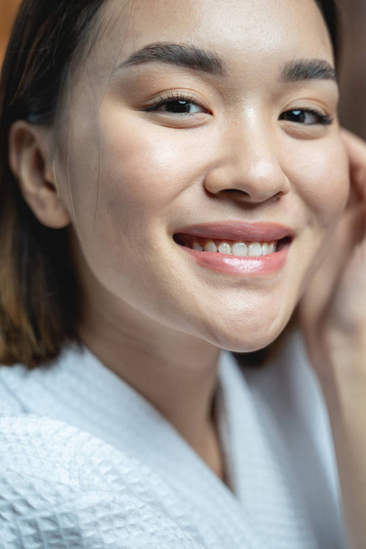 Beautiful Asian woman wearing white bathrobe in beauty salon - Foto, immagini