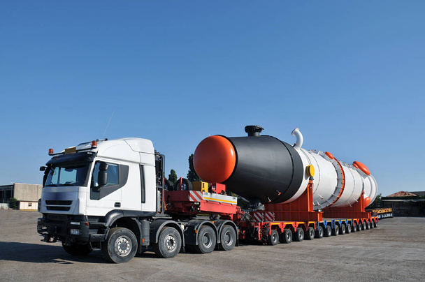 Nadrozměrný nákladní automobil s více koly a nádrží - Fotografie, Obrázek