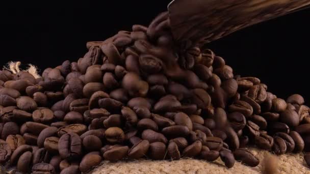Graines de café brunes, de grains de café pour le fond et la texture. Haricots de café noir torréfié
. - Séquence, vidéo