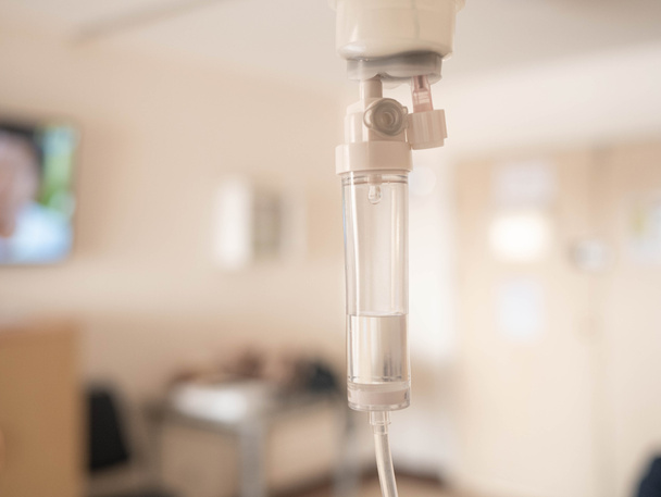 Крупный план капельницы солевого раствора для пациента и инфузионного насоса o
 - Фото, изображение