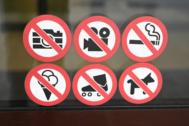 Verbotsschilder. Schilder verbieten den Zutritt zum Einkaufszentrum - Foto, Bild