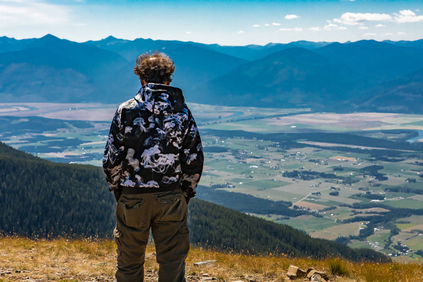 Homme regardant vers la vallée de Kootenay depuis le sommet de la colline
 - Photo, image