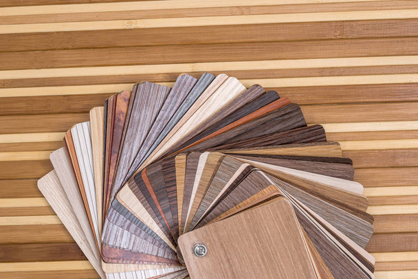 Образцы мебели или ламината на столе из бамбука
 - Фото, изображение