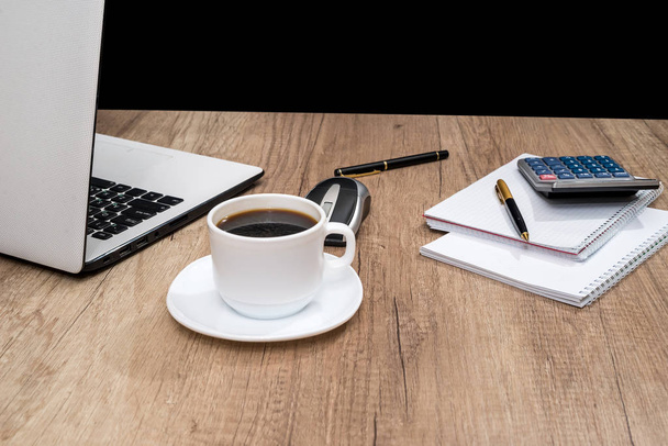 pracoviště úřadu - laptop, káva, pero a kalkulačka, Poznámkový blok - Fotografie, Obrázek