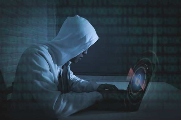 Un hacker che usa il portatile. Hacking Internet e sicurezza delle informazioni
 - Foto, immagini