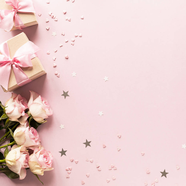 Caja de regalo o caja de regalo y flores en la vista superior de la mesa rosa. Acostado. Cumpleaños, boda, día de San Valentín, 8 de marzo concepto. espacio de copia
 - Foto, imagen