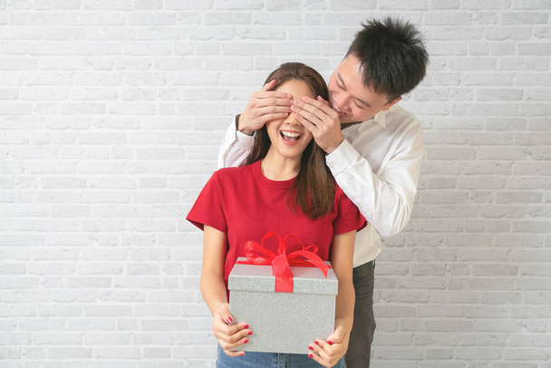 Młoda para mężczyzna i kobieta w domu oferuje prezenty dla kochanków - Zdjęcie, obraz