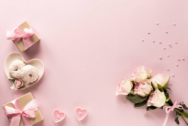 Caja de regalo o caja de regalo y flores en la vista superior de la mesa rosa. Acostado. Cumpleaños, boda, día de San Valentín, 8 de marzo concepto. espacio de copia
 - Foto, imagen