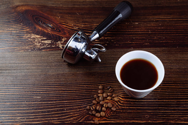 Šálek černé kávy a filtrační držák espressa. - Fotografie, Obrázek