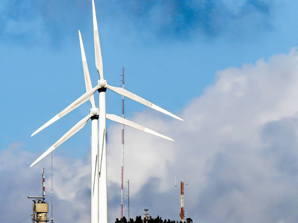 Moinhos de vento para energia eólica sincronizada
 - Foto, Imagem