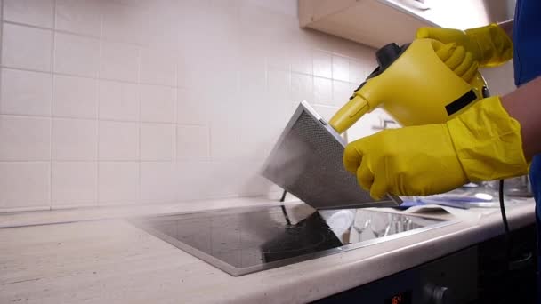 Έννοια καθαρισμού σπιτιού. Καθαρισμός κουζίνας με ατμοκαθαριστή - Πλάνα, βίντεο